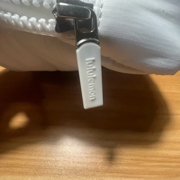 Lululemon Athletica White Quilted Shoulder Bag - Picture 4 of 7